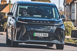 レクサスの中国製コピー？　上級ワンボックスEVが英国上陸　マクサス・ミファ9へ試乗　価格なりの高水準