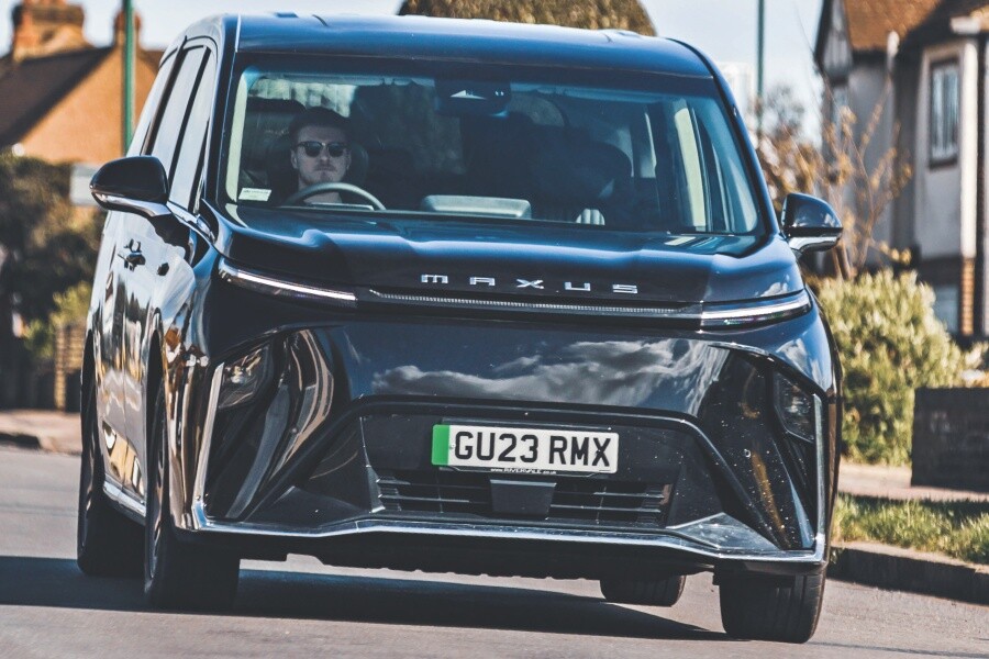 レクサスの中国製コピー？　上級ワンボックスEVが英国上陸　マクサス・ミファ9へ試乗　価格なりの高水準