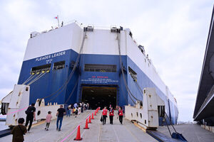 この船に「クルマ6430台」どーやって積むの!? 「飛鳥III」と並んだ「日本郵船の自動車船」に潜入 もはや神業の積み込み