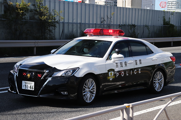 パトカー ニクいね新ロゴ「高知県警察」 異例のパトカーご当地表記“さりげ