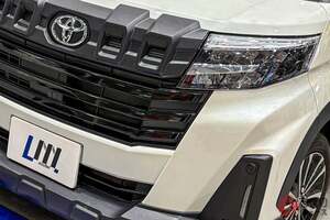 トヨタ「ルーミー”SUV“」!? 超タフ顔の「スライドドア”ワゴン“」公開！ 全長3.7m級の超小さいボディもイイ「model LMクロスオーバーランド」登場