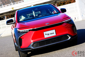 赤いトヨタ新型「bZ4X」日本初公開!? 斬新デザインな「スポーツカーみたいなSUV」登場！ トヨタならではのEVとは