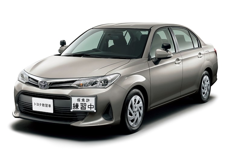 【マニュアル車がない！】“真面目なセダン終売”の影響で「MT教習車がほぼ絶滅」…今後どうなる？