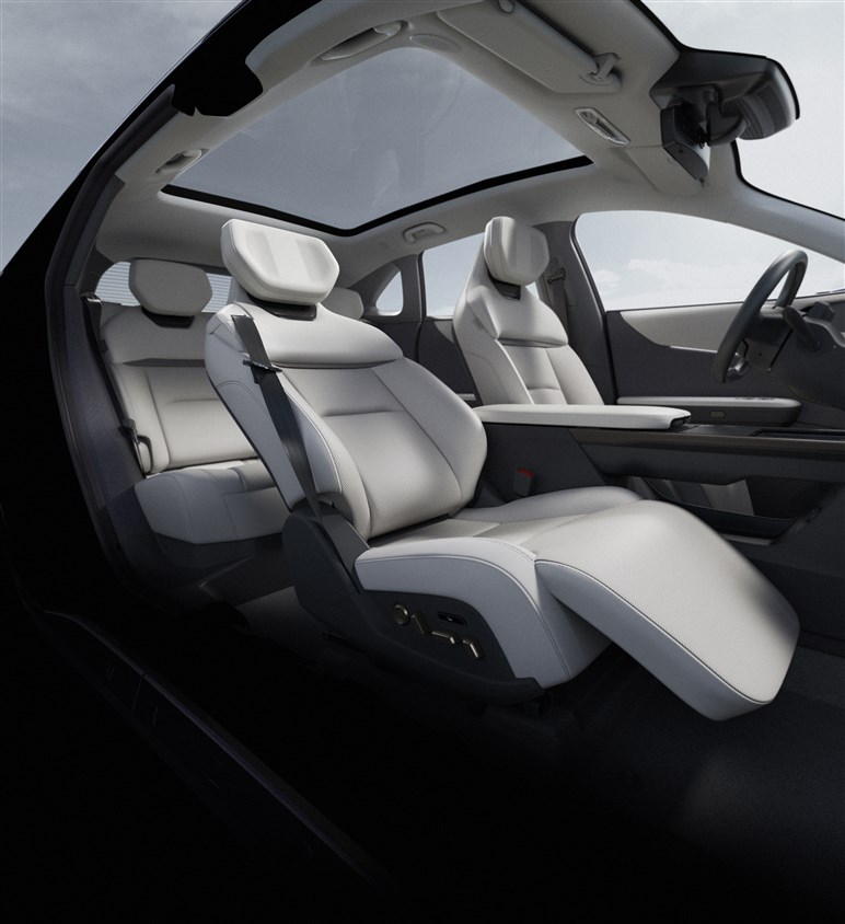 【2日で1万台受注】マツダ新型「EZ-60」のデザインは海外からも大絶賛。でも複雑な胸中な人が多いワケ