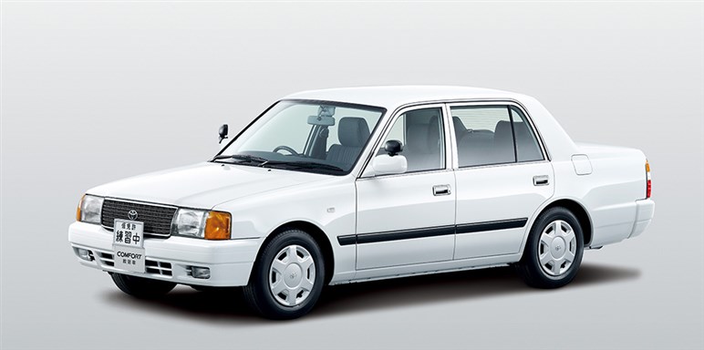 【マニュアル車がない！】“真面目なセダン終売”の影響で「MT教習車がほぼ絶滅」…今後どうなる？