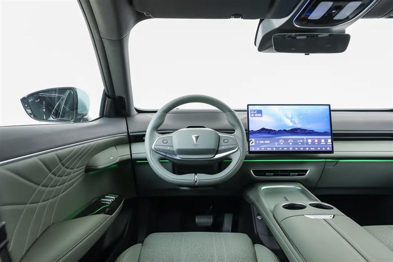 【2日で1万台受注】マツダ新型「EZ-60」のデザインは海外からも大絶賛。でも複雑な胸中な人が多いワケ