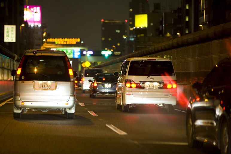 【要注意】高速道路の「深夜割引ルール」が改訂に。“時間内走行分のみ割引”に変わるなど、知らないと損する可能性も