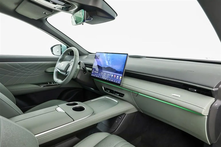 【2日で1万台受注】マツダ新型「EZ-60」のデザインは海外からも大絶賛。でも複雑な胸中な人が多いワケ