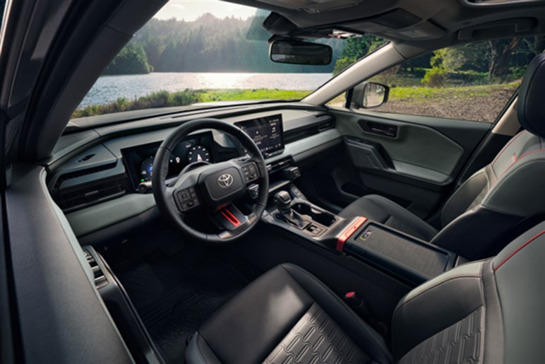 新型「RAV4」は本当にスキなしか？ ドイツの優等生「ティグアン」とスペック比較してみた