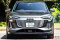 アウディ新型「Q6 e-tron」実際どう？ 380馬力超えの「高性能モデル」！ 助手席モニターも良すぎる「最新モデル」の実力とは