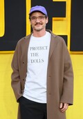ペドロ・パスカルやトロイ・シヴァンが着用。「Protect the Dolls」Tシャツが広げるトランスジェンダー支援の輪