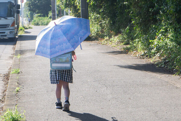 通学はもう「命がけ」 酷暑を数キロ、ぐったりする子ども… 町長が“公用車で送迎”を始めた切迫した理由「全国的な課題だ」