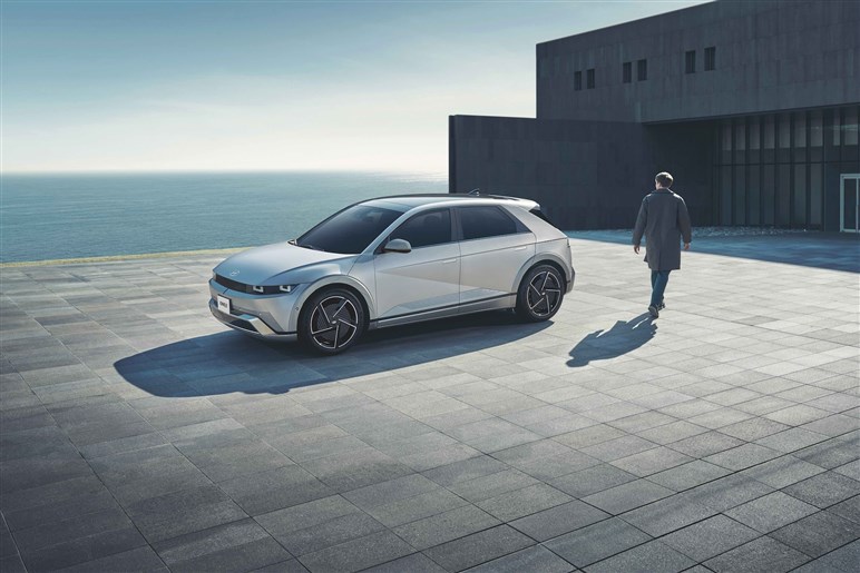 オシャレでお値打ち！ 来春日本発売の「インスター」はどんな車？ 現時点では苦戦必至…勝算は？