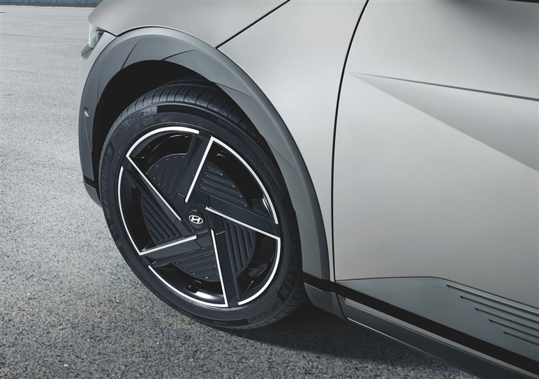 オシャレでお値打ち！ 来春日本発売の「インスター」はどんな車？ 現時点では苦戦必至…勝算は？