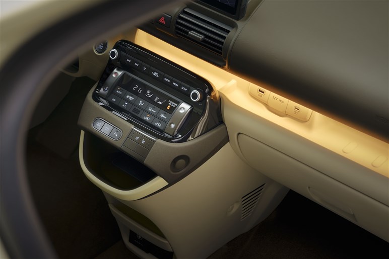 オシャレでお値打ち！ 来春日本発売の「インスター」はどんな車？ 現時点では苦戦必至…勝算は？