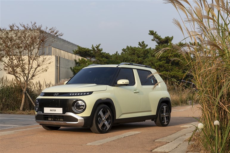 オシャレでお値打ち！ 来春日本発売の「インスター」はどんな車？ 現時点では苦戦必至…勝算は？