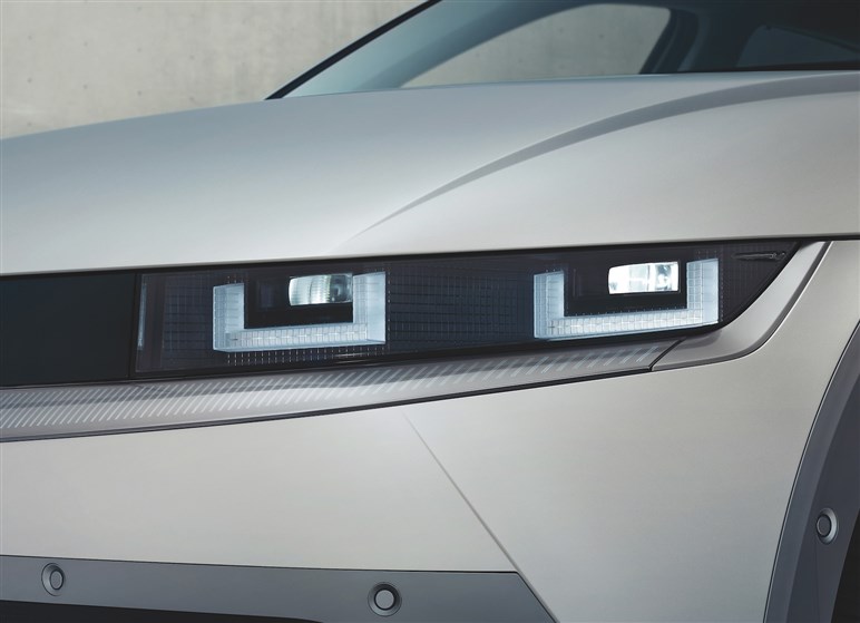オシャレでお値打ち！ 来春日本発売の「インスター」はどんな車？ 現時点では苦戦必至…勝算は？