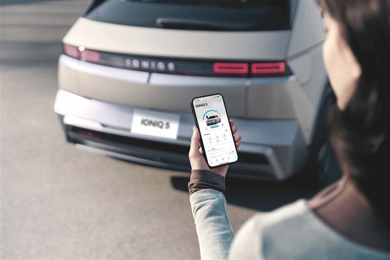 オシャレでお値打ち！ 来春日本発売の「インスター」はどんな車？ 現時点では苦戦必至…勝算は？