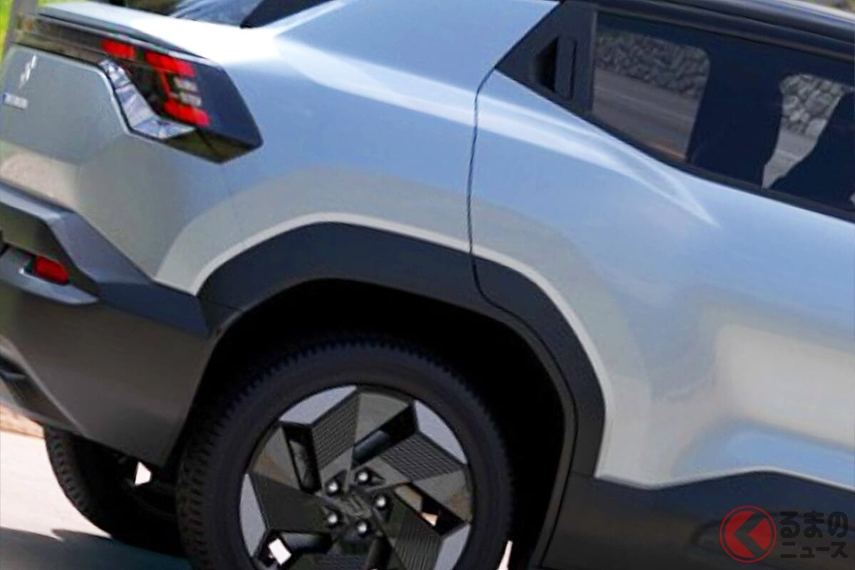 スズキ新型「コンパクトSUV」発表！ 最上級より「約100万円オトク」だけど装備充実！ 全長4.3m“ちょうどいい”サイズ×メーカー初の「静音パワーユニット」採用の「eビターラ」最安モデルとは？