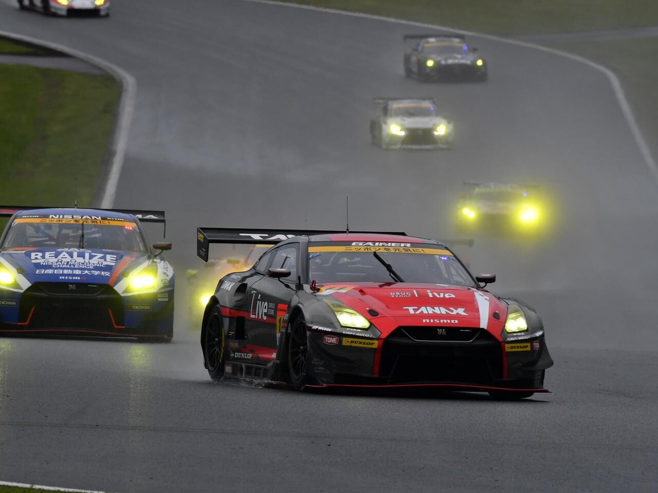 気まぐれな雨に翻弄されたスーパーGT選手権第2戦富士GT300クラス、装着タイヤから見た勝因【モータースポーツ】