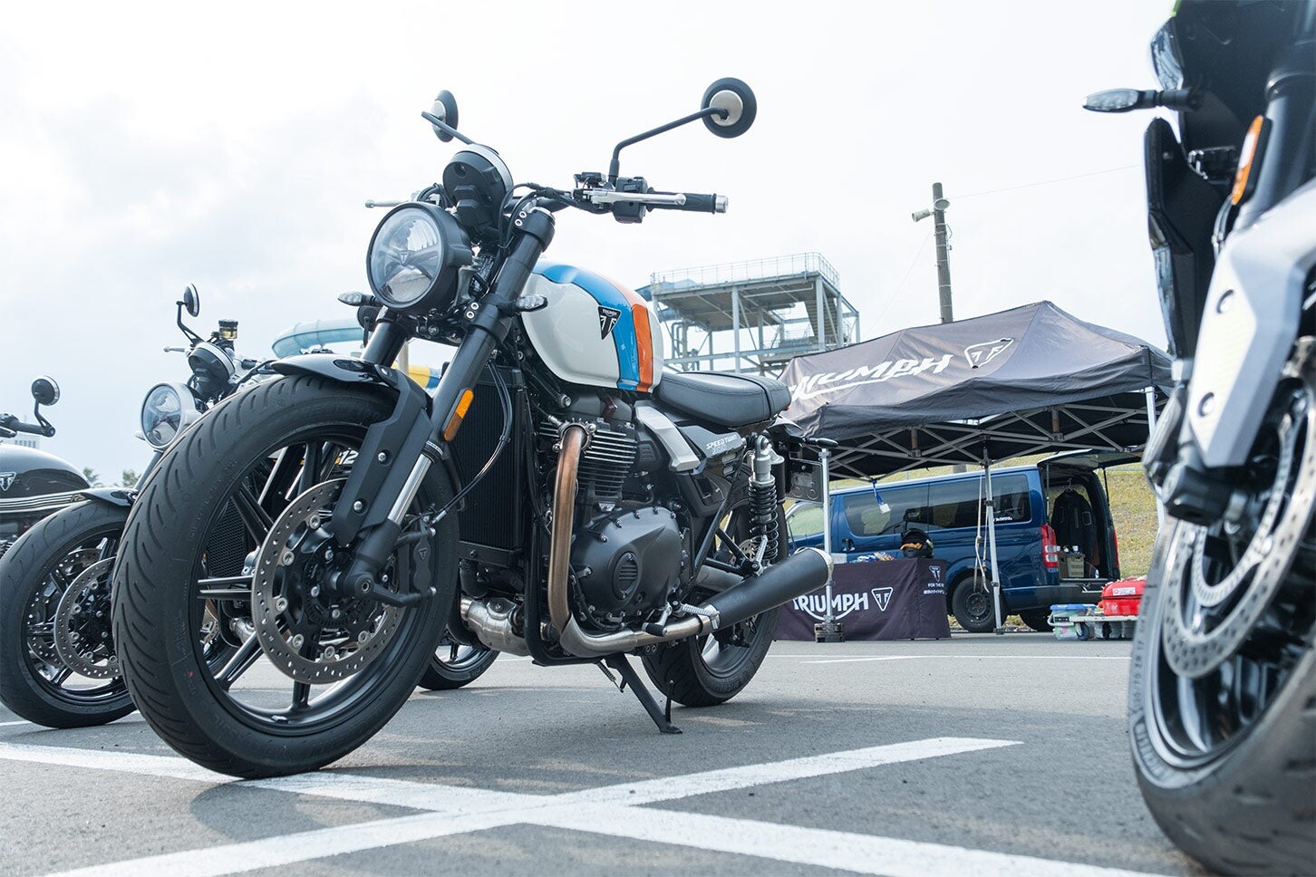 トライアンフ新型「スピードツイン900」は見た目ヨシ！ 走りヨシ！ 約120万円で買える理想のバイクだ【試乗レビュー】