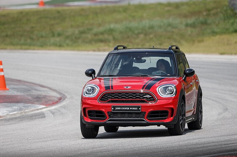 ミニJCWの“JCW”とは何で、DCTを採用しない理由は何か？