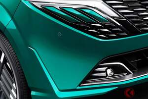 日産 新型「小さな高級車」初公開に大反響！ 斬新「“卍型”ホイール」＆迫力グリル採用！ “高級感がマシマシ”の「ノートオーラ」に熱視線