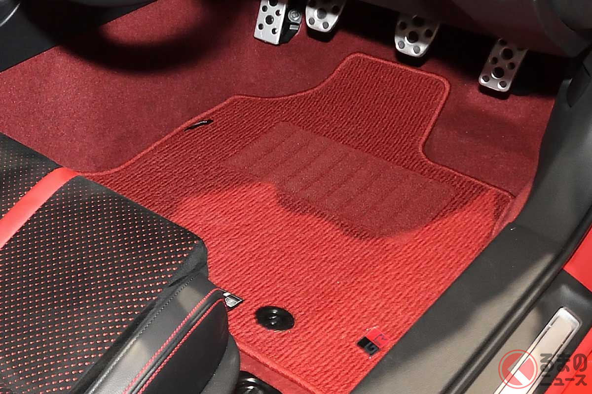 新車時の フロアマット 購入は今も定番 かつて定番オプションの装着率に変化ある ドアバイザーは需要で復活か くるまのニュース 自動車情報サイト 新車 中古車 Carview