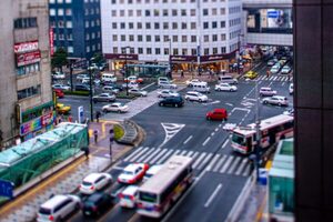 「右折なのになぜ左へ？」バスの“不可解な動き”に隠されたスゴ技とは「あおりハンドル」とは決定的に違う「オフセット」の正体