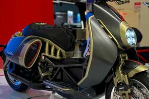 “ネオレトロ”と“ハイテク”を融合したイタルジェット「ロードスター400」世界初公開!! 個性あふれる車体公営と流麗なボディを採用【EICMA2025】