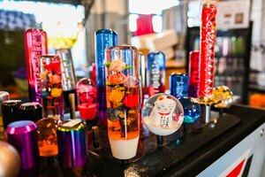 突っ込み感満載の日本風アイテムから懐かしの芳香剤まで！バッタもん感爆上げな日本車イベント【みどり独乙通信】