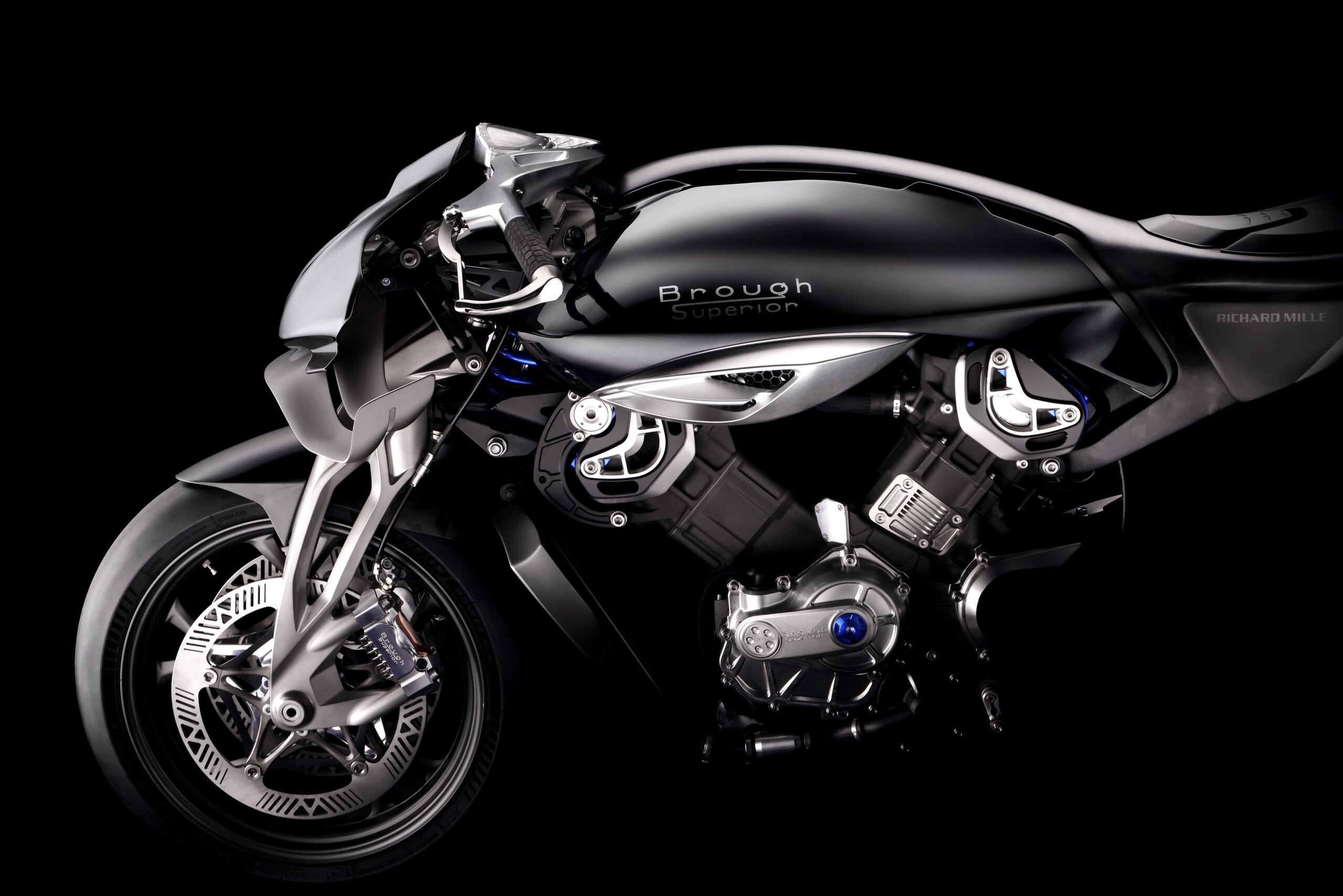 リシャール・ミルの新作は時計ではなくバイク!?　ブラフ・シューペリアと協業し「RMB01」を発表