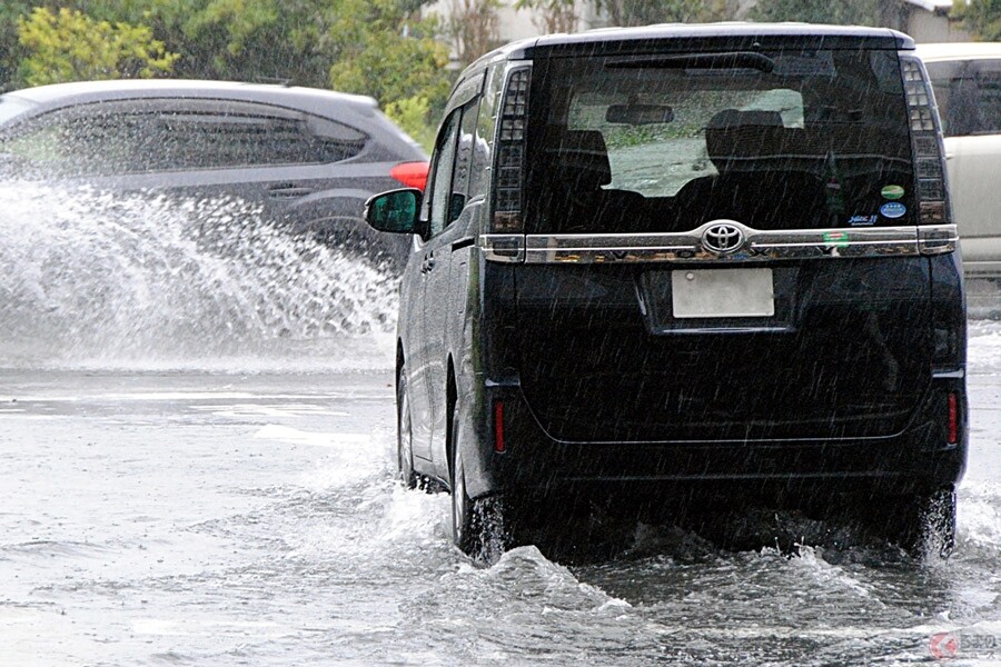 水深たった5cmでも注意！ 侮れない水の恐怖　豪雨時に車で避けたい場所とは