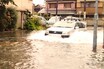 水深たった5cmでも注意！ 侮れない水の恐怖　豪雨時に車で避けたい場所とは