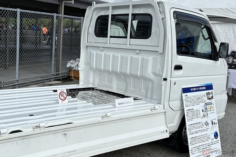 トランポにも使えるスズキの軽トラ「キャリィ」が電動化!? バイクへの技術転用も視野に開発 過剰にバッテリーを搭載しない「バッテリーリーンな電動車」の現在地とは？