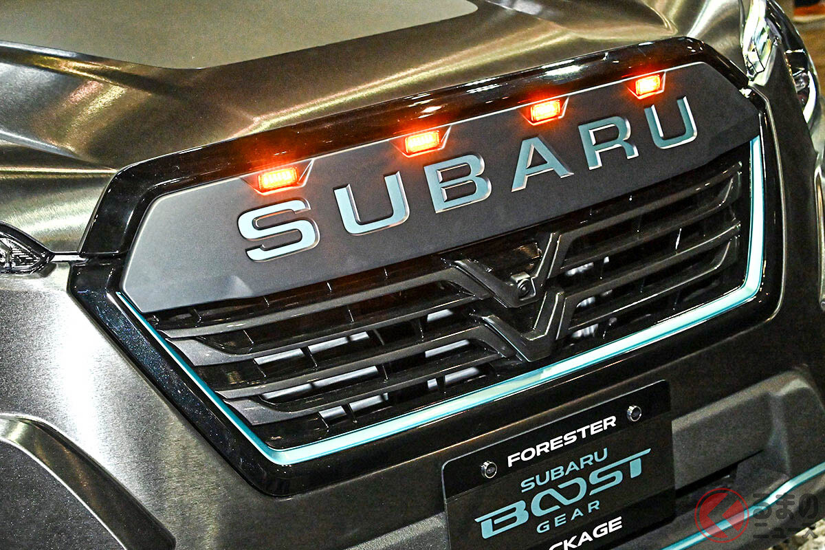 スバル「新型SUV」初公開！ タフ＆工夫たっぷりの“超便利”仕様！ ギラギラ黒ボディの「フォレスター ブーストギア」実車展示