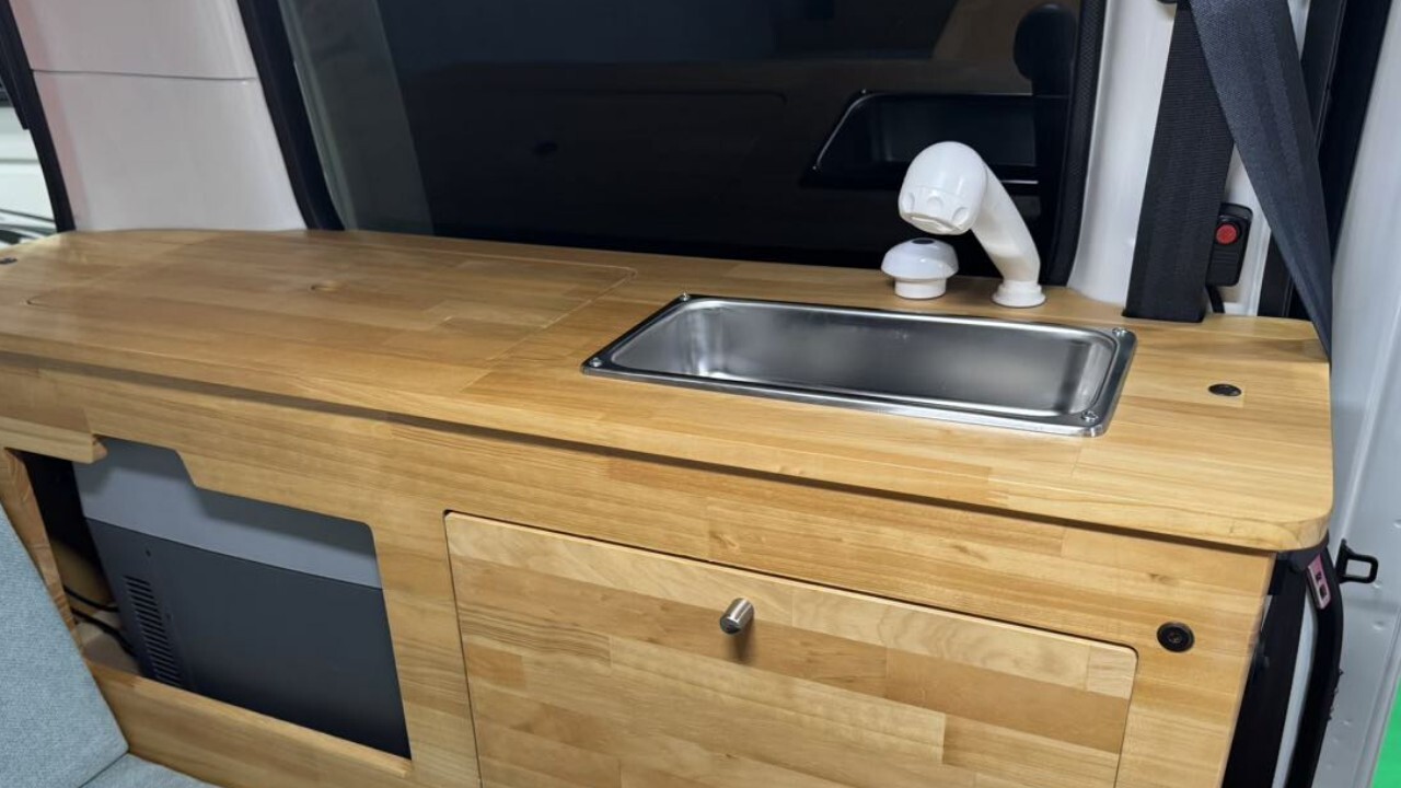 「欲しかったのはこれだよ」「そりゃ人気だわ」“せまーい軽自動車”と“大きすぎるバン”の中間を埋める理想的のキャンパーを発見！