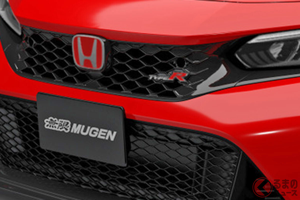 ホンダ「4ドアスポーツカー 最強仕様」世界初公開へ “赤バッジ”輝く「シビック タイプR」“フル無限仕様”を1月にお披露目