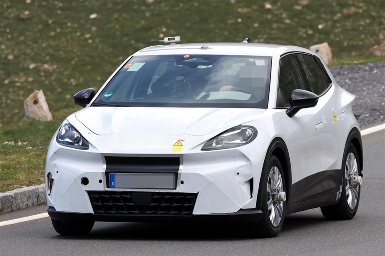 【見た目はちびポルシェ？】VW系の新ブランド“クプラ”が放つ新型BEV「ラヴァル」の実車を初スクープ