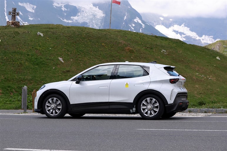 【見た目はちびポルシェ？】VW系の新ブランド“クプラ”が放つ新型BEV「ラヴァル」の実車を初スクープ