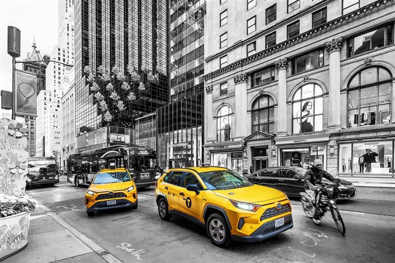 【頓挫した夢】日産「NV200」はなぜNYタクシーの主役になれなかったのか？ 今やトヨタ「RAV4」が“イエローキャブ”の定番に