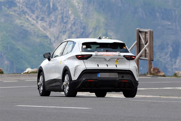 【見た目はちびポルシェ？】VW系の新ブランド“クプラ”が放つ新型BEV「ラヴァル」の実車を初スクープ