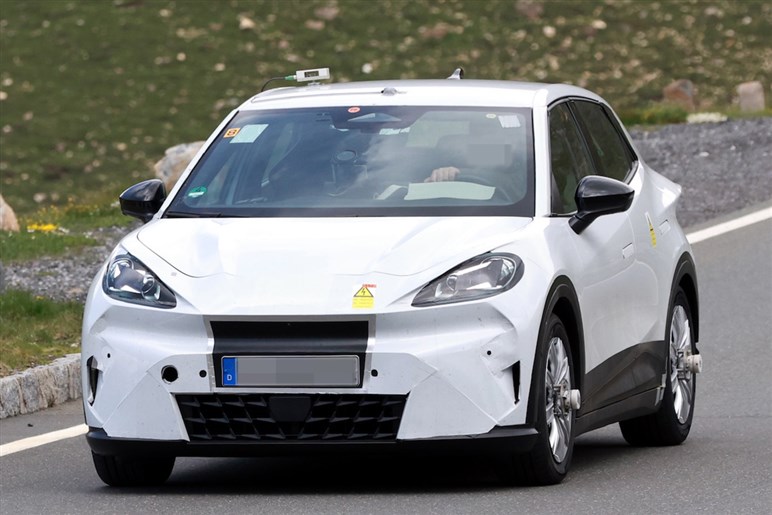 【見た目はちびポルシェ？】VW系の新ブランド“クプラ”が放つ新型BEV「ラヴァル」の実車を初スクープ