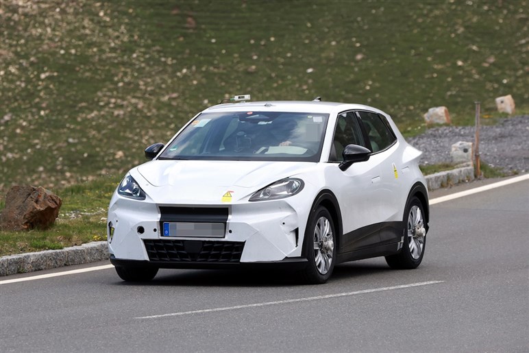 【見た目はちびポルシェ？】VW系の新ブランド“クプラ”が放つ新型BEV「ラヴァル」の実車を初スクープ