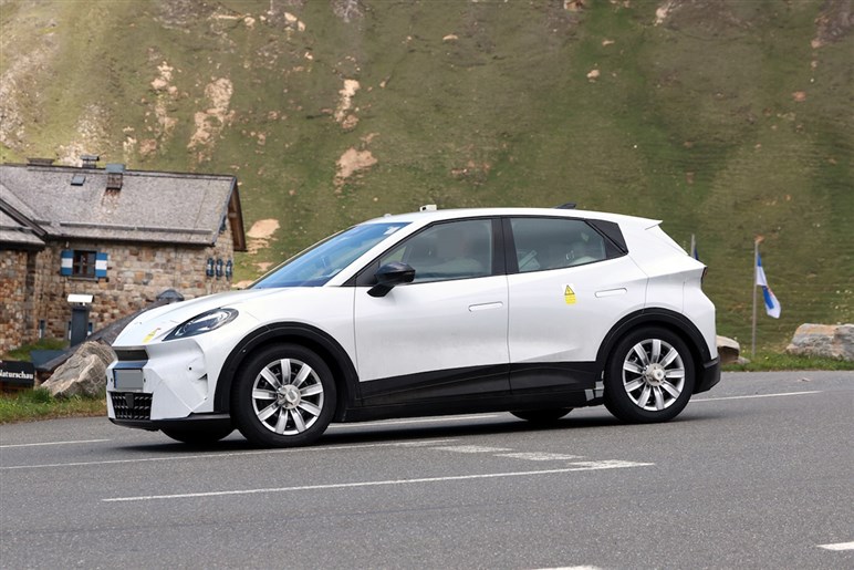 【見た目はちびポルシェ？】VW系の新ブランド“クプラ”が放つ新型BEV「ラヴァル」の実車を初スクープ