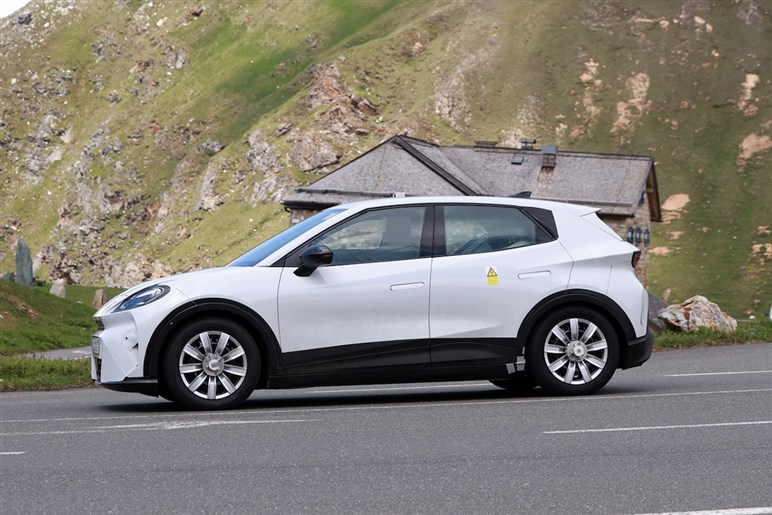 【見た目はちびポルシェ？】VW系の新ブランド“クプラ”が放つ新型BEV「ラヴァル」の実車を初スクープ