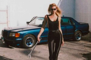 落札価格などすべて極秘！シール ドロップ オークションに出品された特別なメルセデス・ベンツ「500SEL 5.0 AMG ブルーベリー」