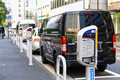 時間外の「パーキングメーター」にクルマを停めるのは違反？　駐車料金のバカ高い大都会の裏技に対する警察の見解とは