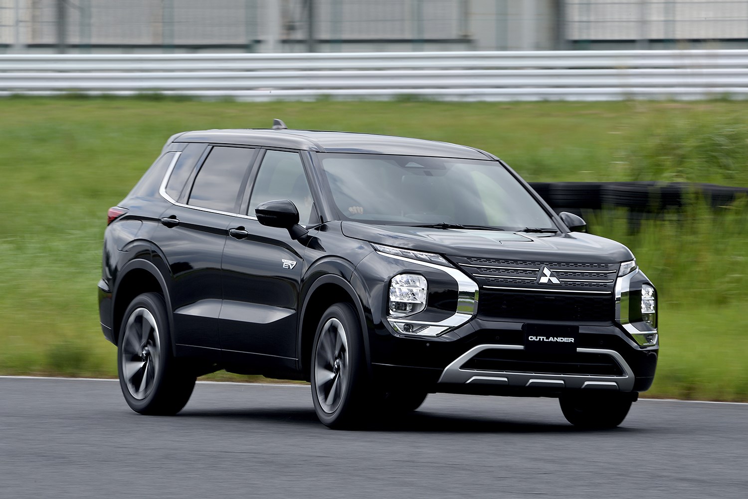 アウトランダーphev 燃費はもう一歩だが 超のつく高級車レベルの快適性と俊敏なハンドリングが印象に残る Carview 自動車情報サイト 新車 中古車 Carview