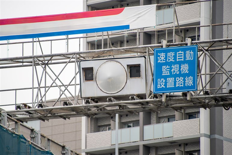 【都市伝説とも言えず…？】愛人を助手席に乗せていれば、オービスが光っても“ハガキがこない”のは本当か